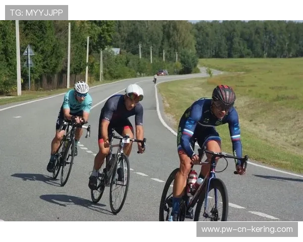 自行车手借尾流实现超高速反超